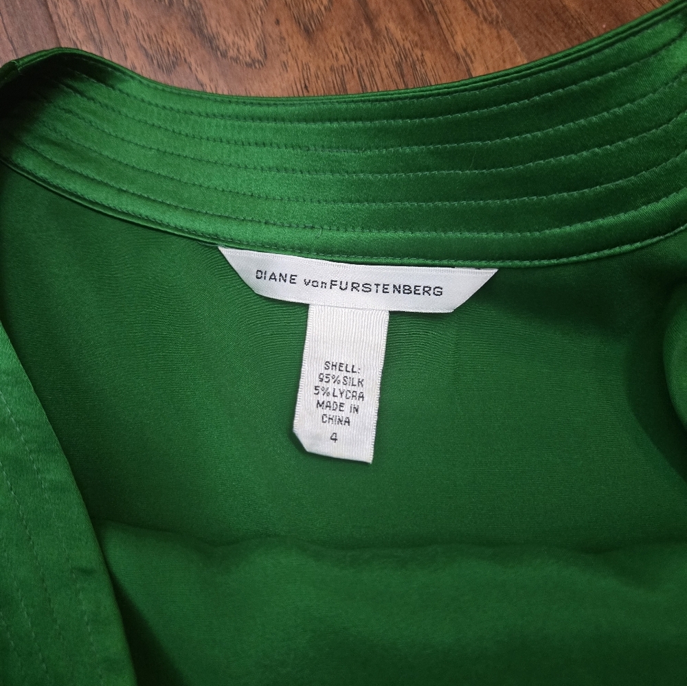 Diane Von Furstenberg Ariana Emerald Green Silk Blend Wrap Blouse Size 4 - Picture 12 of 13